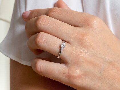 Engagement ring  in 9K white gold with diamonds 0.40ct G/SI