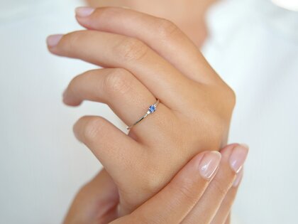 Engagement ring Vivid Petite in 14K white gold with sapphire 0.08ct and diamonds 0.02ct