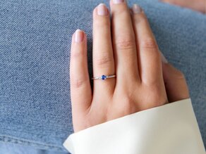 Engagement ring Vivid Petite in 14K white gold with sapphire 0.16ct and diamonds 0.04ct