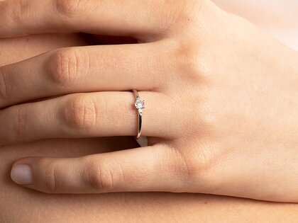 Engagement ring Vivid Petite Emerald Cut in rose gold