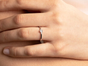 Engagement ring Vivid Petite Emerald Cut in rose gold