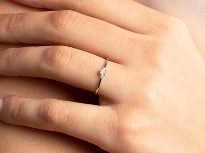 Engagement ring Vivid Petite Radiant Cut in platinum 950/- with diamonds 0.10ct G/SI