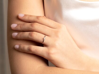 Engagement ring Vivid Petite Radiant Cut in platinum 950/- with diamonds 0.10ct G/SI