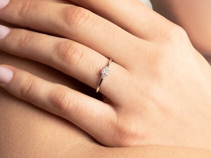 Engagement ring Vivid Petite Radiant Cut in 14K yellow gold with diamonds 0.20ct G/SI