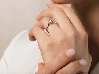 Engagement ring Classic 4 Hidden Halo in white gold