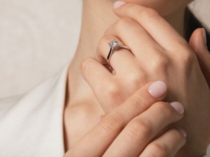 Engagement ring Classic 4 Hidden Halo in 14K white gold with lab-grown diamonds 1.08ct E/VS