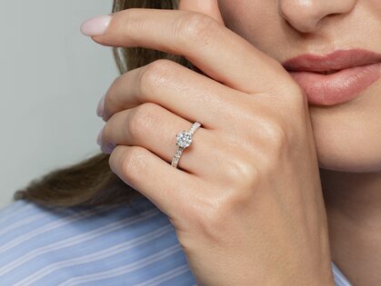 Engagement ring Classic 6 Hidden Halo in yellow gold