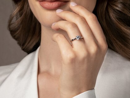Engagement ring Classic 6 Hidden Halo in yellow gold