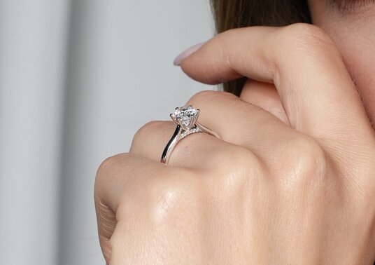 Engagement ring Classic 6 Hidden Halo
