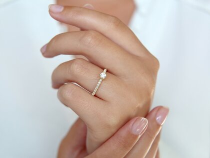 Engagement ring Classic Pavé in yellow gold