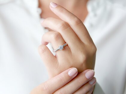 Engagement ring Classic Loop in 14K white gold with lab-grown diamond 0.75ct E/VS