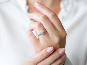 Engagement ring Classic Loop in 14K white gold with lab-grown diamond 0.75ct E/VS