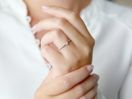Engagement ring Classic Loop in 9K white gold with diamond 0.10ct H/SI