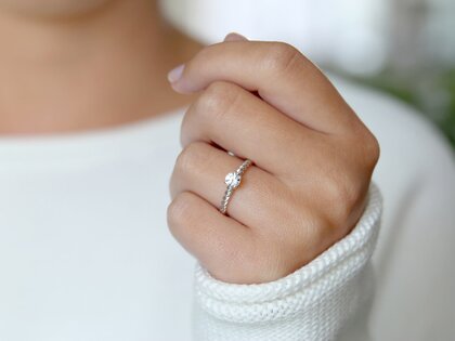 Engagement ring Classic Loop in 9K white gold with diamond 0.30ct H/SI