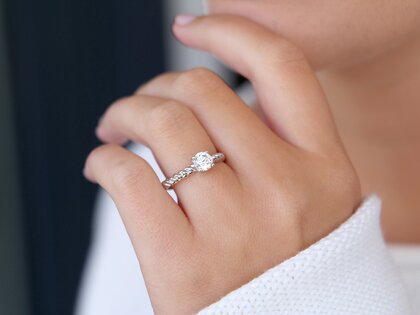 Engagement ring Classic Loop in 14K white gold with lab-grown diamond 0.75ct E/VS