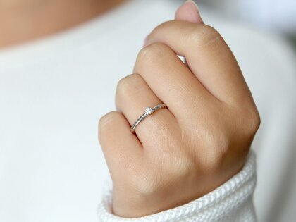 Engagement ring Classic Loop in 9K white gold with diamond 0.10ct H/SI