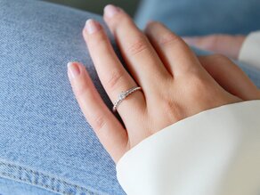 Engagement ring Classic Loop in 18K white gold with diamond 0.15ct H/SI
