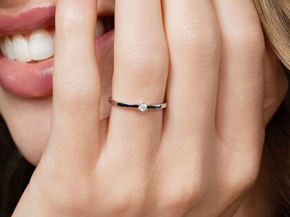 Engagement ring Classic Petite in 14K white gold with diamond 0.05ct G/SI