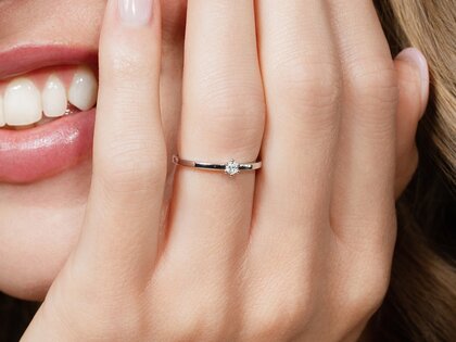 Engagement ring Classic Petite in 14K rosé gold with diamond 0.07ct G/SI