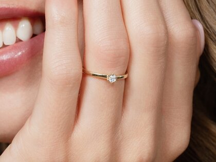 Engagement ring Classic Petite in 14K yellow gold with diamond 0.13ct G/SI