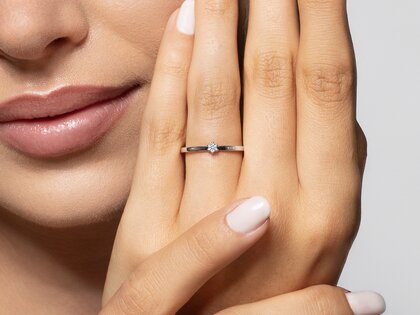 Engagement ring Classic Petite in 14K white gold with diamond 0.05ct G/SI