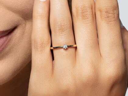 Engagement ring Classic Petite in yellow gold
