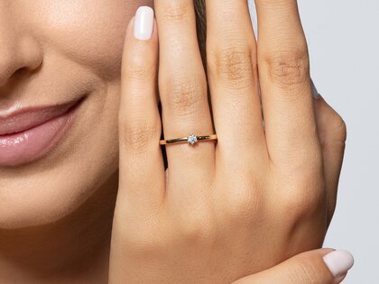 Engagement ring Classic Petite in 14K yellow gold with diamond 0.07ct G/SI