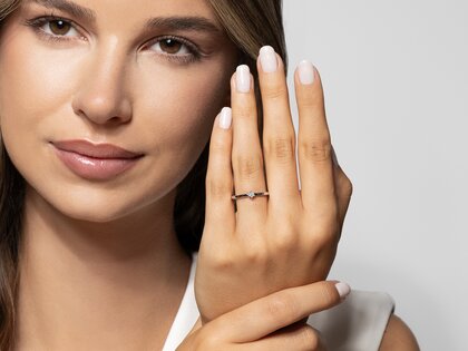 Engagement ring Classic Petite in white gold