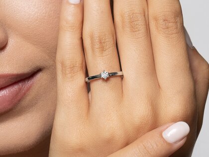 Engagement ring Classic Petite in 14K white gold with diamond 0.13ct G/SI