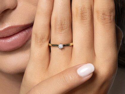 Engagement ring Classic Petite in 14K yellow gold with diamond 0.13ct G/SI