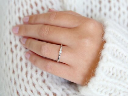 Engagement ring Classic Petite in white gold