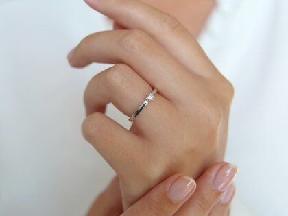 Engagement ring Classic Petite in 14K white gold with diamond 0.09ct G/SI