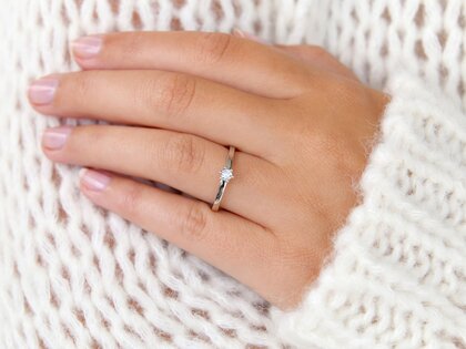 Engagement ring Classic Petite in 14K white gold with diamond 0.13ct G/SI