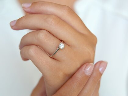 Engagement ring Delight in 9K white gold with lab-grown diamond 0.50ct E/VS