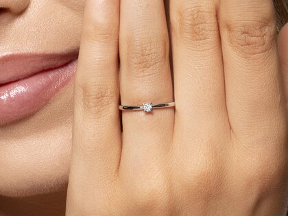 Engagement ring Modern Petite in 14K white gold with diamond 0.05ct G/SI