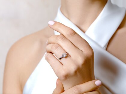 Engagement ring Modern in 9K white gold with lab-grown diamond 1.00ct E/VS