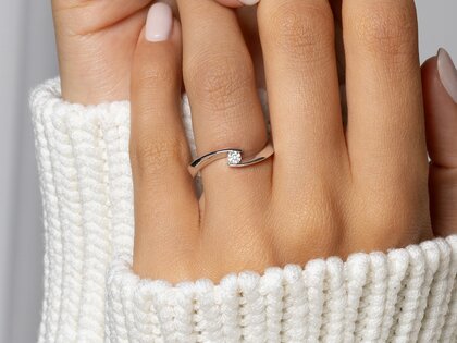 Engagement ring Twist Petite in 14K white gold with diamond 0.09ct G/SI