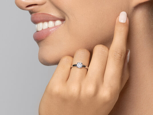 Engagement ring Pure in 9K white gold with diamond 1.00ct