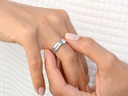 Engagement ring Romance in 14K white gold with diamond 0.40ct H/SI