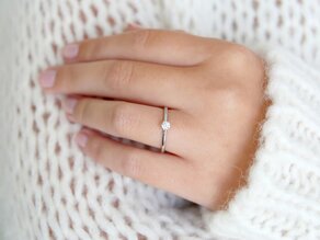 Engagement ring Royal in 9K white gold with diamond 0.15ct H/SI