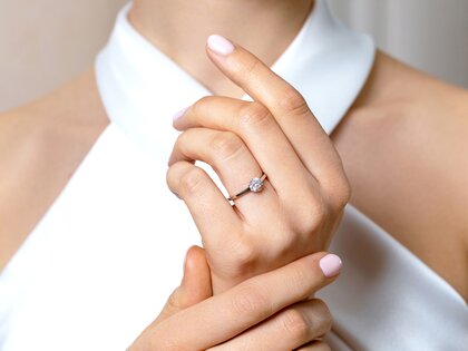Engagement ring Surprise in 9K white gold with lab-grown diamond 1.00ct E/VS