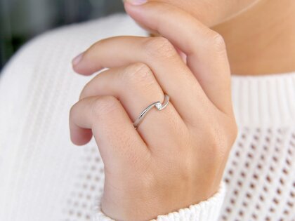 Engagement ring Twist Petite in 14K white gold with diamond 0.06ct G/SI