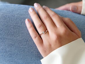 Engagement ring Twist Petite in 14K white gold with diamond 0.09ct G/SI