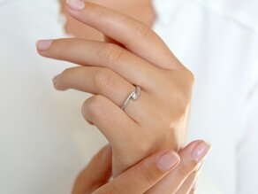 Engagement ring Twist Petite in 14K white gold with diamond 0.09ct G/SI