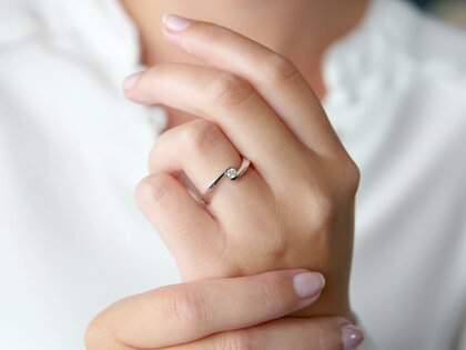 Engagement ring Twist Petite in white gold