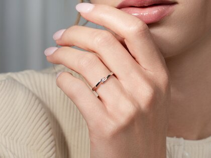 Engagement ring Twist in 9K rosé gold with diamond 0.03ct
