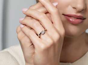 Engagement ring Twist in 9K rosé gold with diamond 0.30ct H/SI