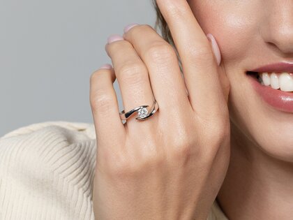 Engagement ring Twist in 9K white gold with diamond 0.75ct H/SI