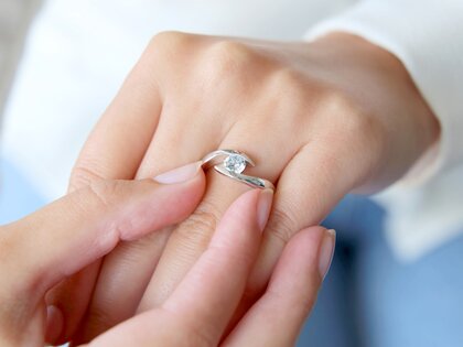 Engagement ring Twist in 9K white gold with diamond 0.75ct H/SI