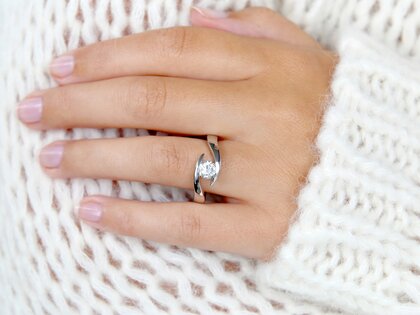 Engagement ring Twist in 9K white gold with diamond 0.75ct H/SI